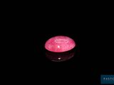 une bougie rose allumée dans le noir