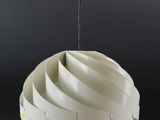 une photo d'un luminaire blanc suspendu à un plafond noir