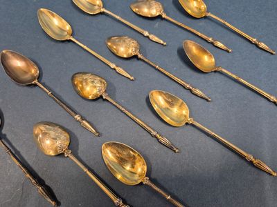 un grand nombre de cuillères posées sur une table
