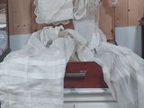 une valise posée sur une commode