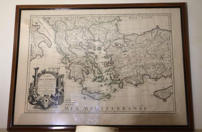 une photo d'une carte accrochée au mur d'une pièce