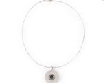 collier plaqué argent avec un pendentif rond sur fond blanc