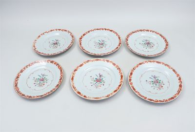 Un ensemble de 6 assiettes en porcelaine Famille rose.
