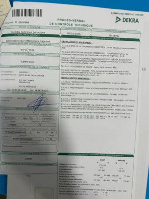 un gros plan sur un document sur lequel figure la photo d'une personne tenant un téléphone portable