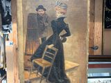 tableau représentant une femme en robe noire debout à côté d'un chevalet en bois
