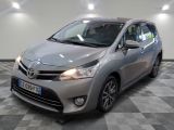 La Toyota Venza est garée sur un sol à damier dans un garage