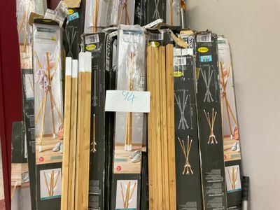 de nombreux types de baguettes en bambou exposés dans un magasin