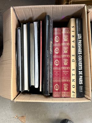 une boîte pleine de livres posée sur le sol