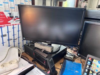 un bureau d'informatique sur lequel sont posés deux écrans et un ordinateur portable