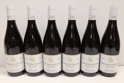 six bouteilles de vin sont alignées sur une table