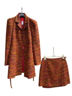 deux vêtements sur un cintre et une jupe