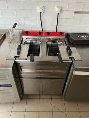 Sur désignation à VIENNE (38200) : Friteuse à 2 bacs en inox (vidée), 