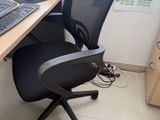 un bureau sur lequel se trouvent un ordinateur et un portable
