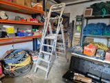 une échelle appuyée contre un mur dans un garage