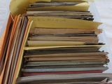 une pile de courrier posée sur une table
