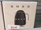 une boîte de bouilloires Smeg posée sur une étagère dans un magasin