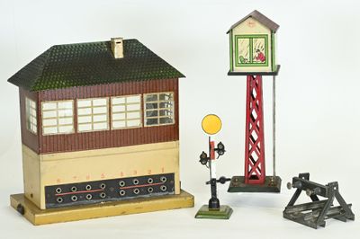 une petite maquette de gare avec une tour horloge