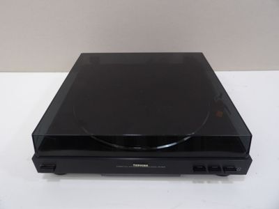 un gros plan d'un lecteur CD posé sur une surface blanche