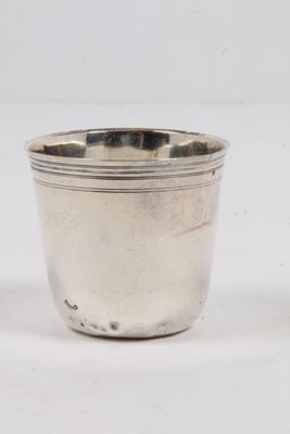 une photo d'une coupe en argent posée sur une table blanche