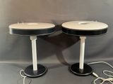 une paire de lampes de table noires et blanches avec des pieds blancs