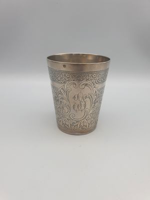 une coupe en argent ornée d'un motif floral sur le bord