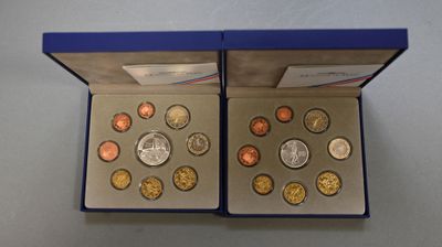 deux boîtes contenant chacune des pièces différentes, posées sur une table