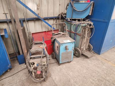 de nombreux types d'équipements de soudage dans un garage