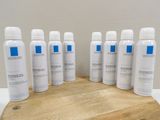 plusieurs flacons de lotion posés sur une planche à découper en bois