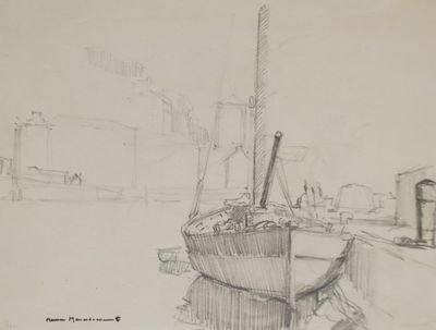 dessin au crayon représentant un bateau amarré dans un port, avec des bâtiments en arrière-plan