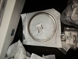 une horloge posée sur une table à côté d'autres objets