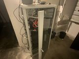 une photo d'une pièce dont la porte vitrée est cassée