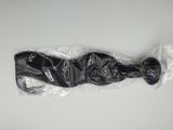 un sac en plastique contenant une paire de chaussures noires