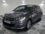 la voiture grise est garée sur un sol en damier dans le garage