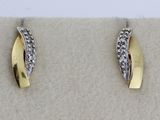 une paire de boucles d'oreilles en or et en argent, serties de diamants