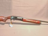 un vieux fusil avec une poignée et un canon en bois