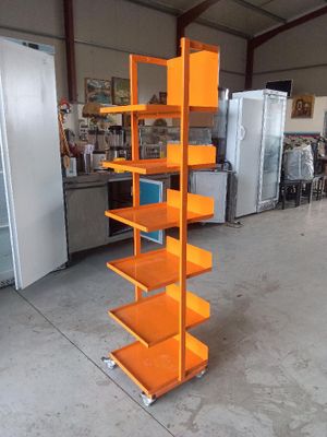 une étagère orange au milieu d'une pièce