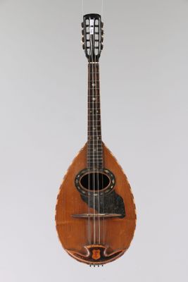 une image représentant une mandoline suspendue à une corde