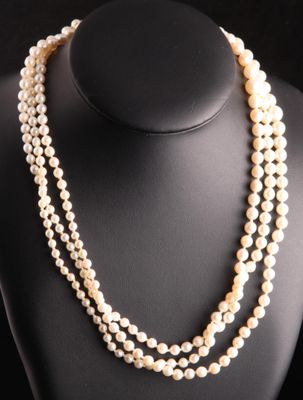 Collier trois rangs de perles de culture blanches, réunies par un méda - Photo 1