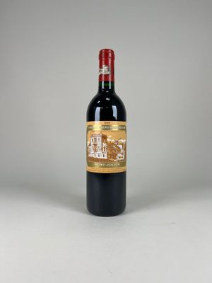 la bouteille de vin rouge est posée sur une surface blanche