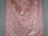 une tapisserie chinoise ancienne en soie brodée, représentant des oiseaux et des fleurs