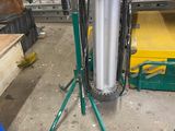 la photo d'une machine qui se trouve dans un garage