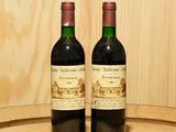 deux bouteilles de vin posées sur un tonneau