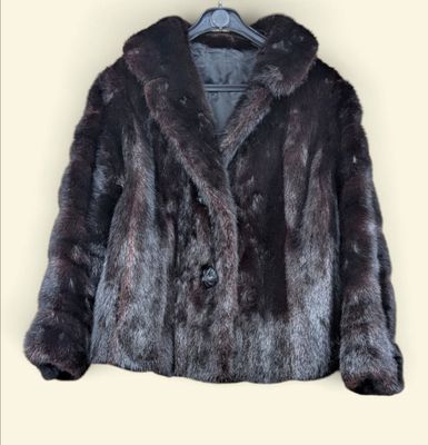 une photo d'un manteau de fourrure sur un cintre