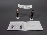 deux figurines représentant deux hommes tenant une pancarte