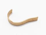 gros plan d'une bague en or sur une surface blanche