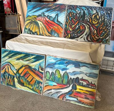 une pile de tableaux empilés les uns sur les autres