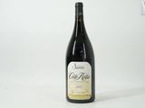une bouteille de vin posée sur une table