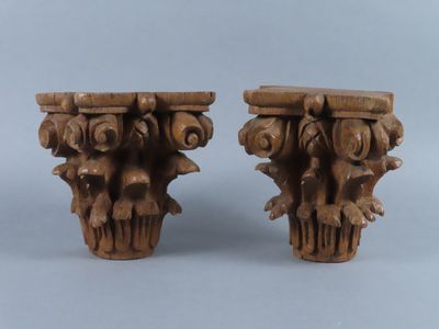 paire de corbeilles en bois sculpté ornées de fleurs et de feuilles