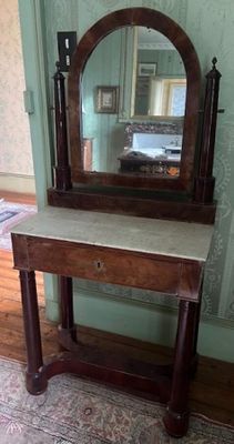 Coiffeuse en acajou et placage d'acajou surmontée d'une glac…