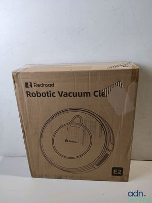 emballage d'un aspirateur robot dans une boîte en carton posée sur une table
